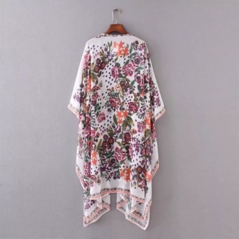 Back in stock!! 5🌟Fave White Floral Kimono - Picture 3 of 6